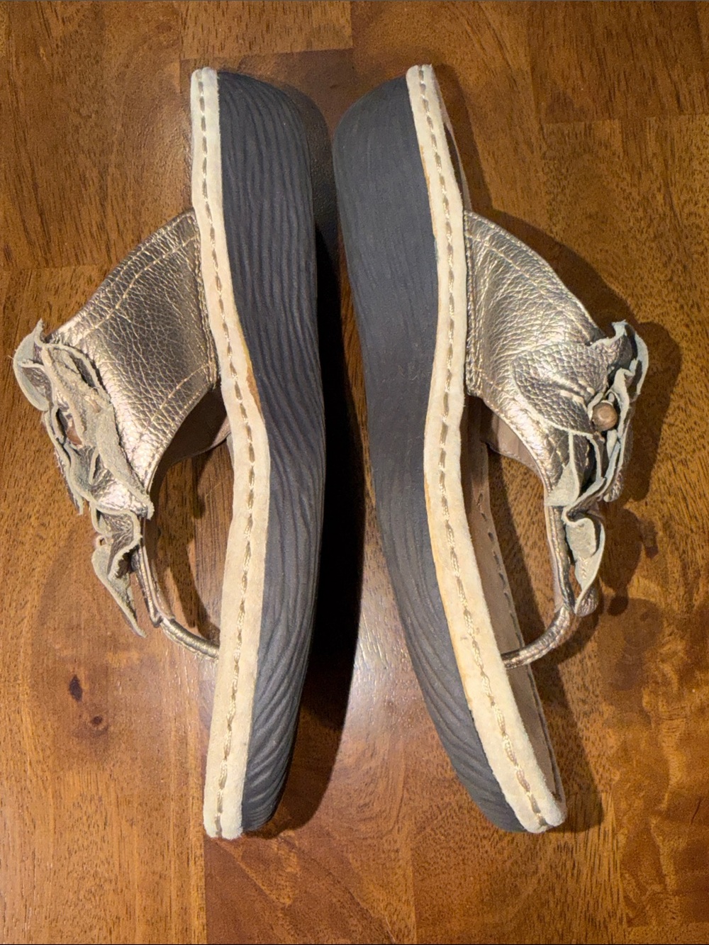 Clarks Artisan women’s 10 Metallic Gold Floral Wedge Thong Sandals - Picture 6 of 11